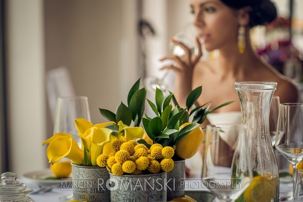 żółte dekoracje ślubne na stół weselny